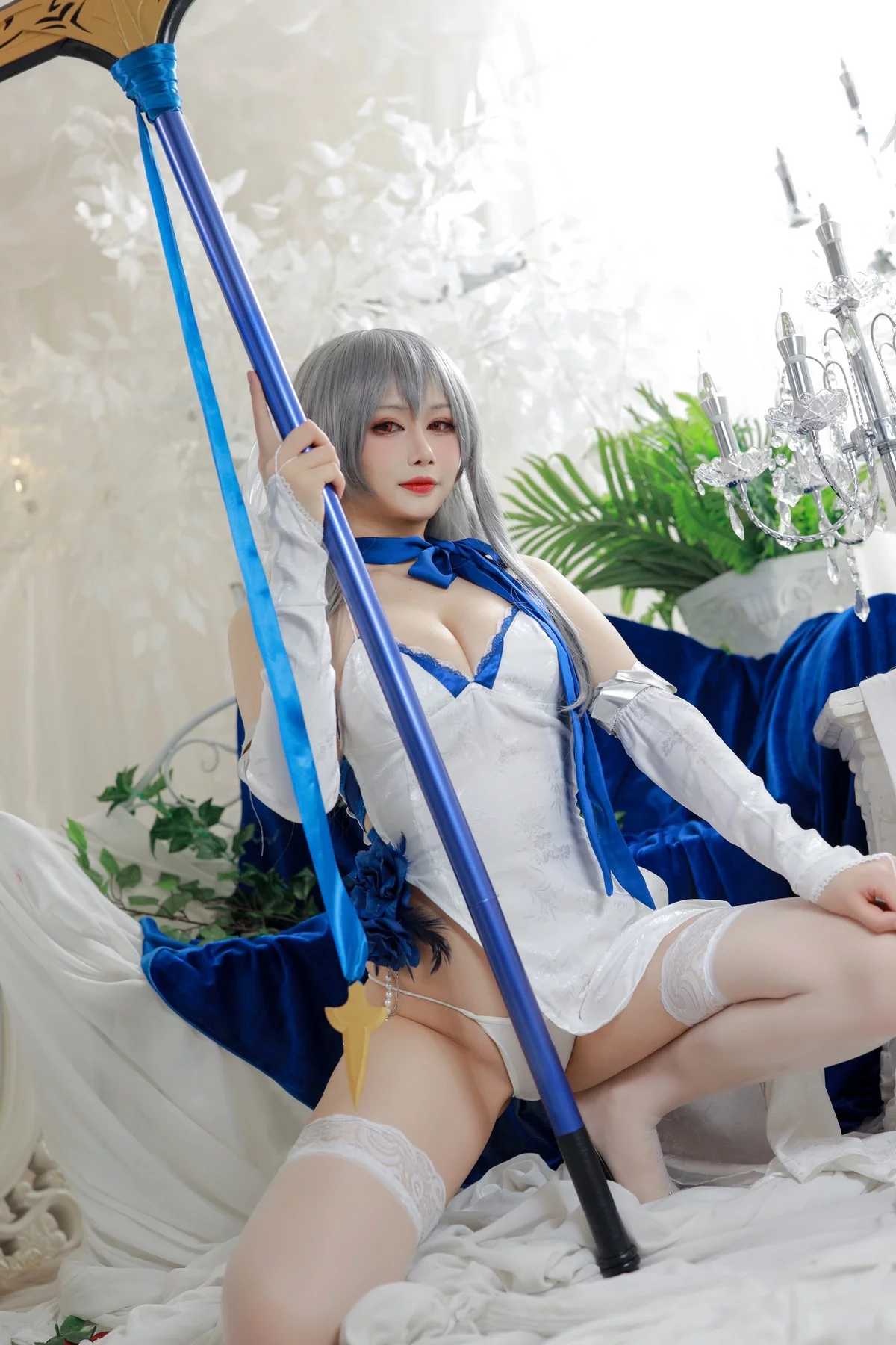 Coser美女兔胖胖min路易九世礼服主题性感白色吊带情趣服饰配白丝袜诱惑写真37P