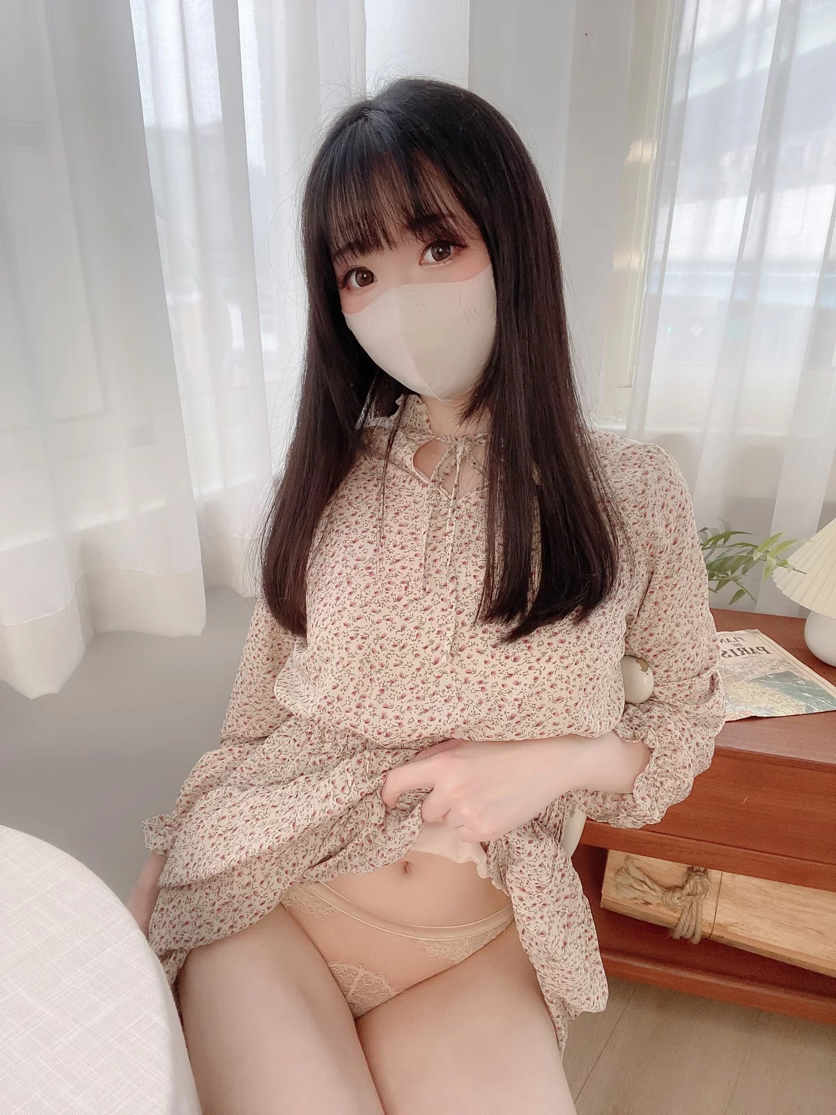 微博妹纸霜月shimo私服主题私房床上脱花色睡裙露性感肉色蕾丝内衣惹火诱惑写真31P