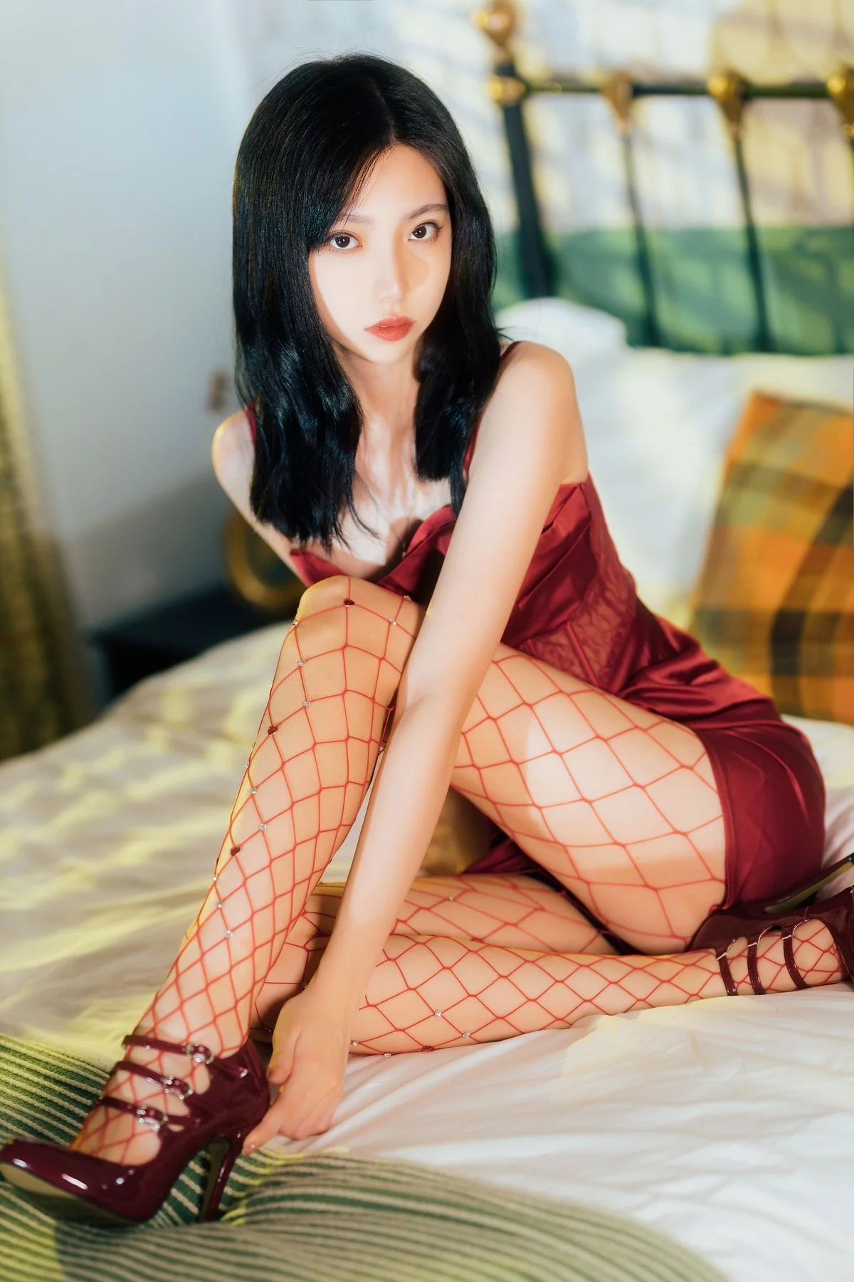 网络美女许岚LAN网袜红裙主题性感红色吊带短裙配红丝网袜秀翘臀美腿诱惑写真40P