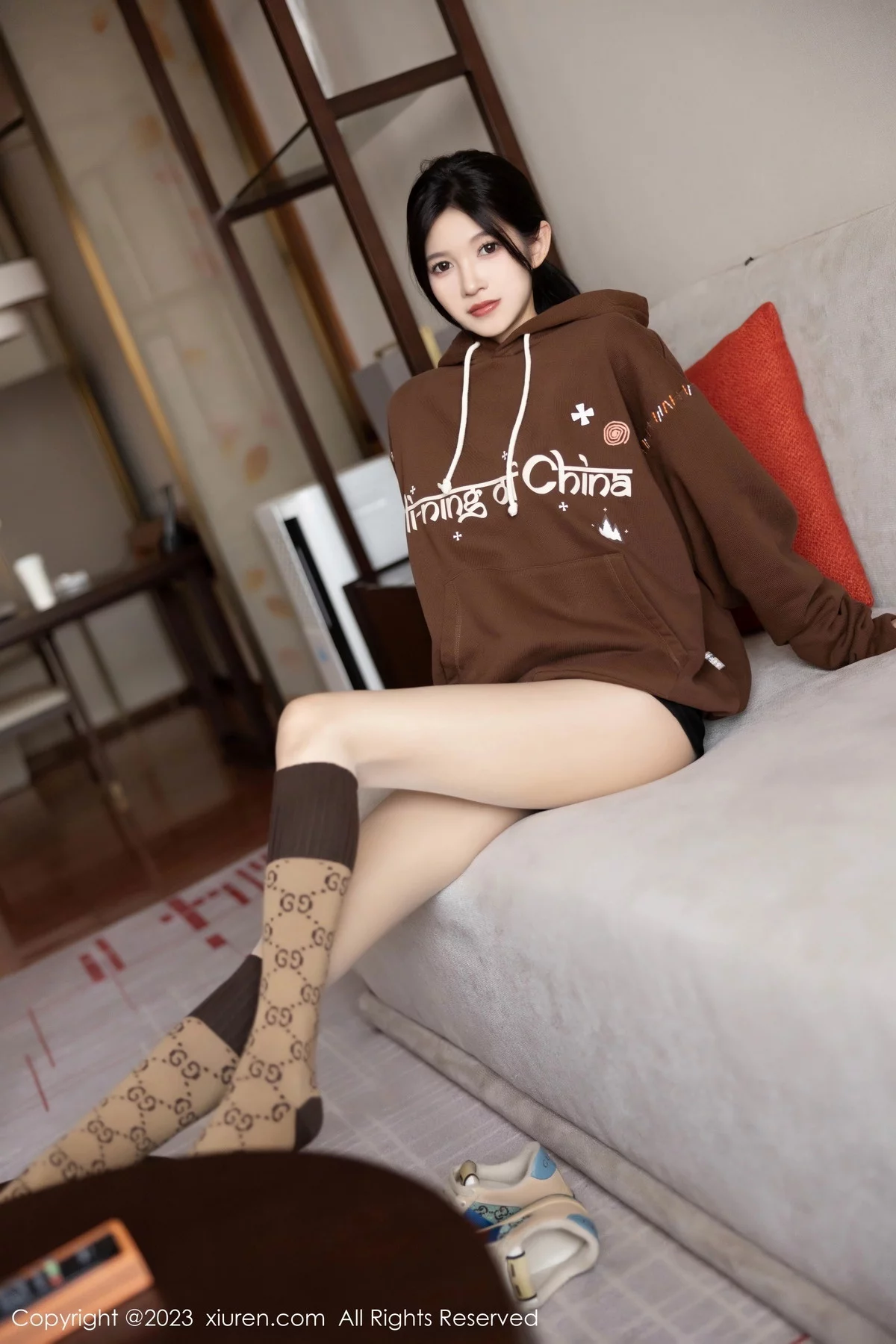 XiuRen第7488期_模特程程程咖啡色卫衣露淡红内衣配肉丝袜秀曼妙身姿诱惑写真81P