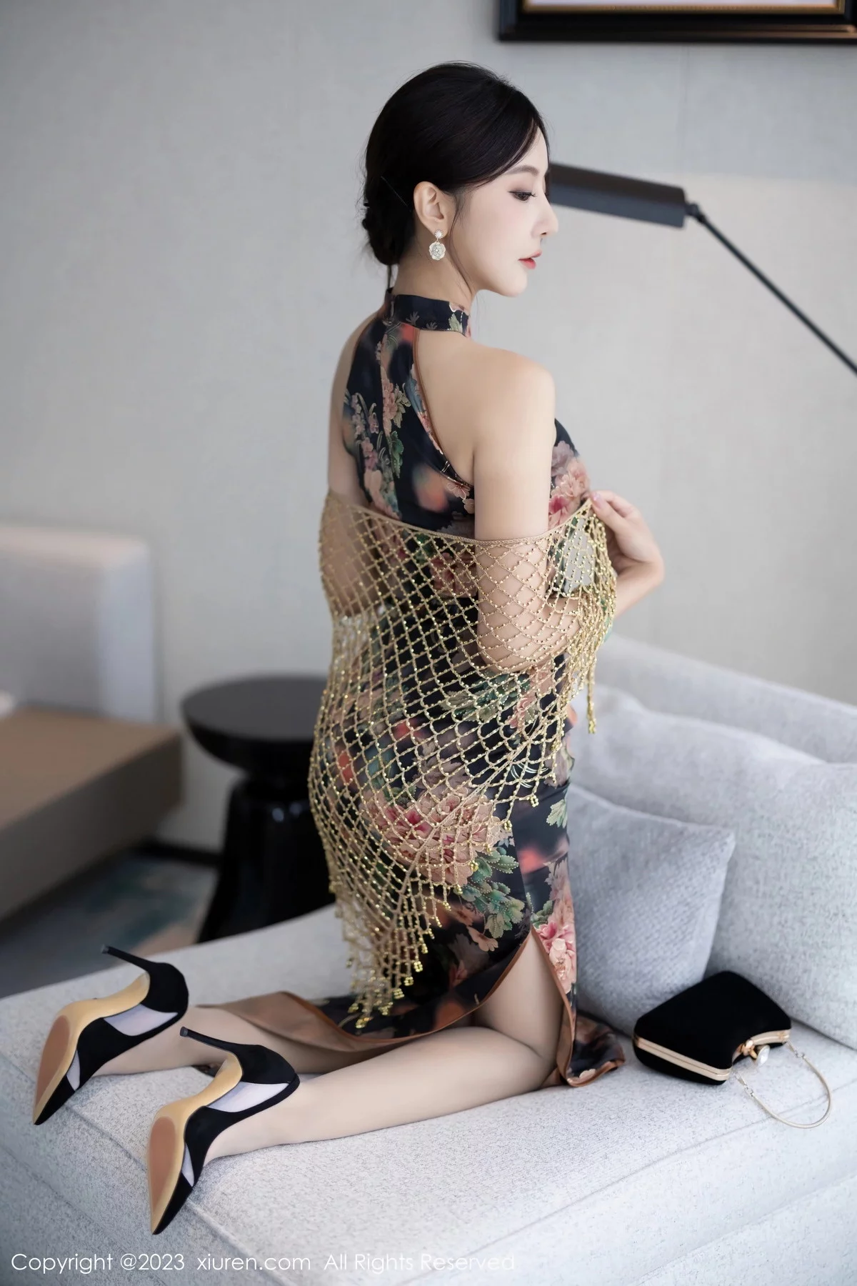 XiuRen第7495期_女神王馨瑶yanni性感花纹旗袍露淡紫色内衣配开档肉丝诱惑写真81P
