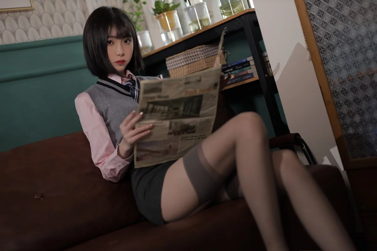 网络美女许岚LAN韩系制服主题粉色衬衫配黑短裙露黑丝吊袜秀美腿诱惑写真40P