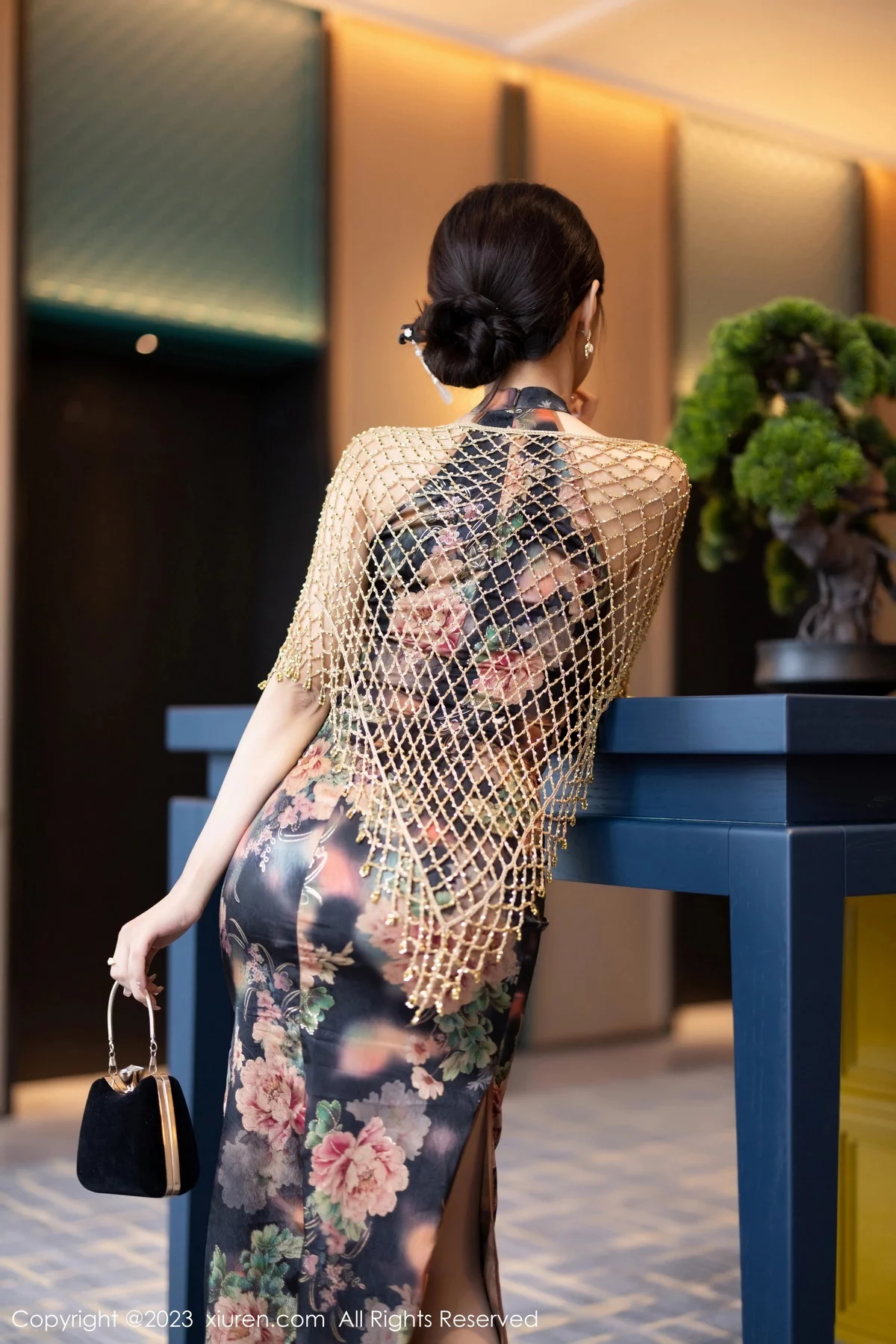 XiuRen第7495期_女神王馨瑶yanni性感花纹旗袍露淡紫色内衣配开档肉丝诱惑写真81P