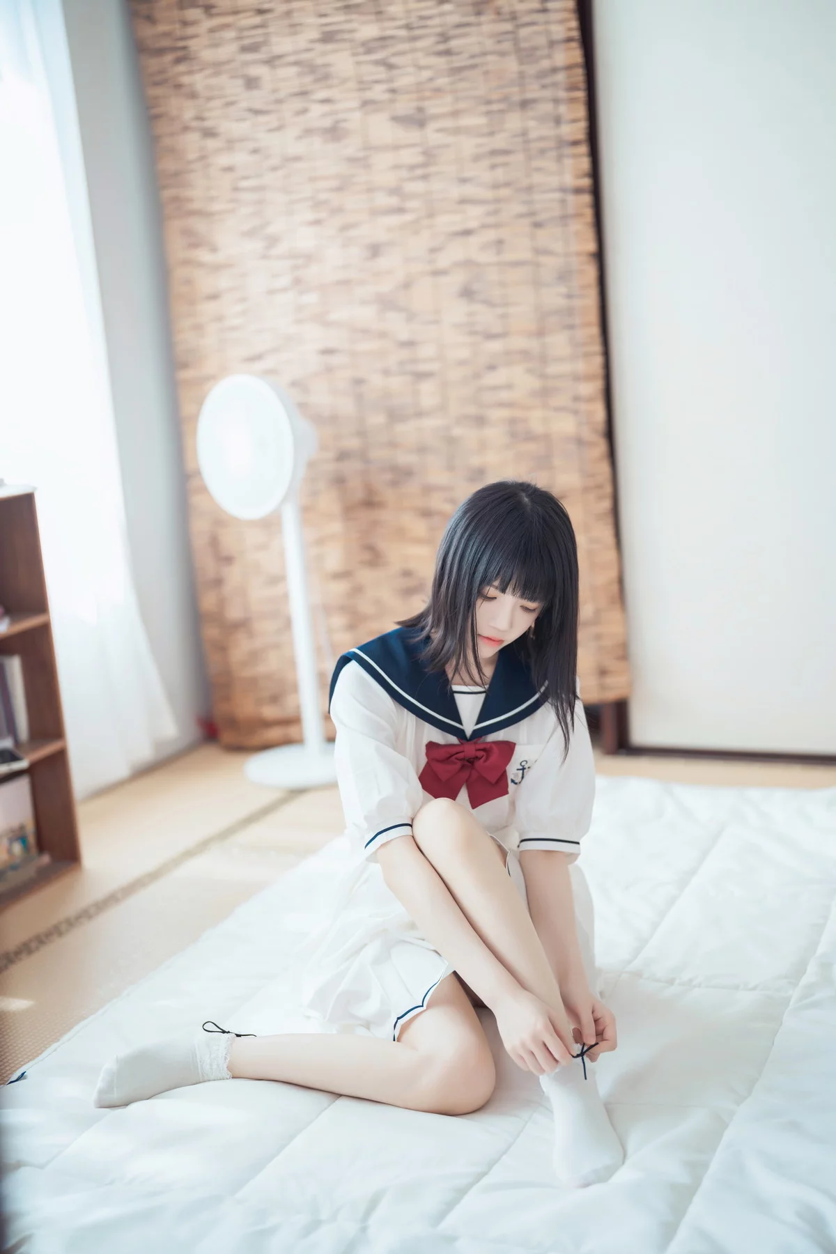 网络美女桜桃喵盛夏服主题性感白色清凉学生制服配白色船袜秀美腿迷人写真39P