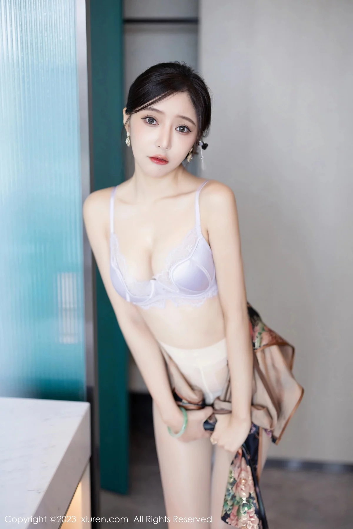XiuRen第7495期_女神王馨瑶yanni性感花纹旗袍露淡紫色内衣配开档肉丝诱惑写真81P