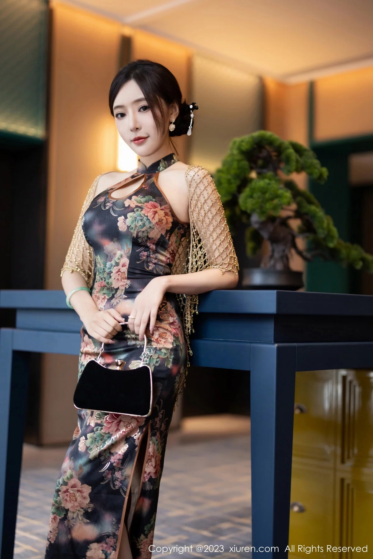 XiuRen第7495期_女神王馨瑶yanni性感花纹旗袍露淡紫色内衣配开档肉丝诱惑写真81P