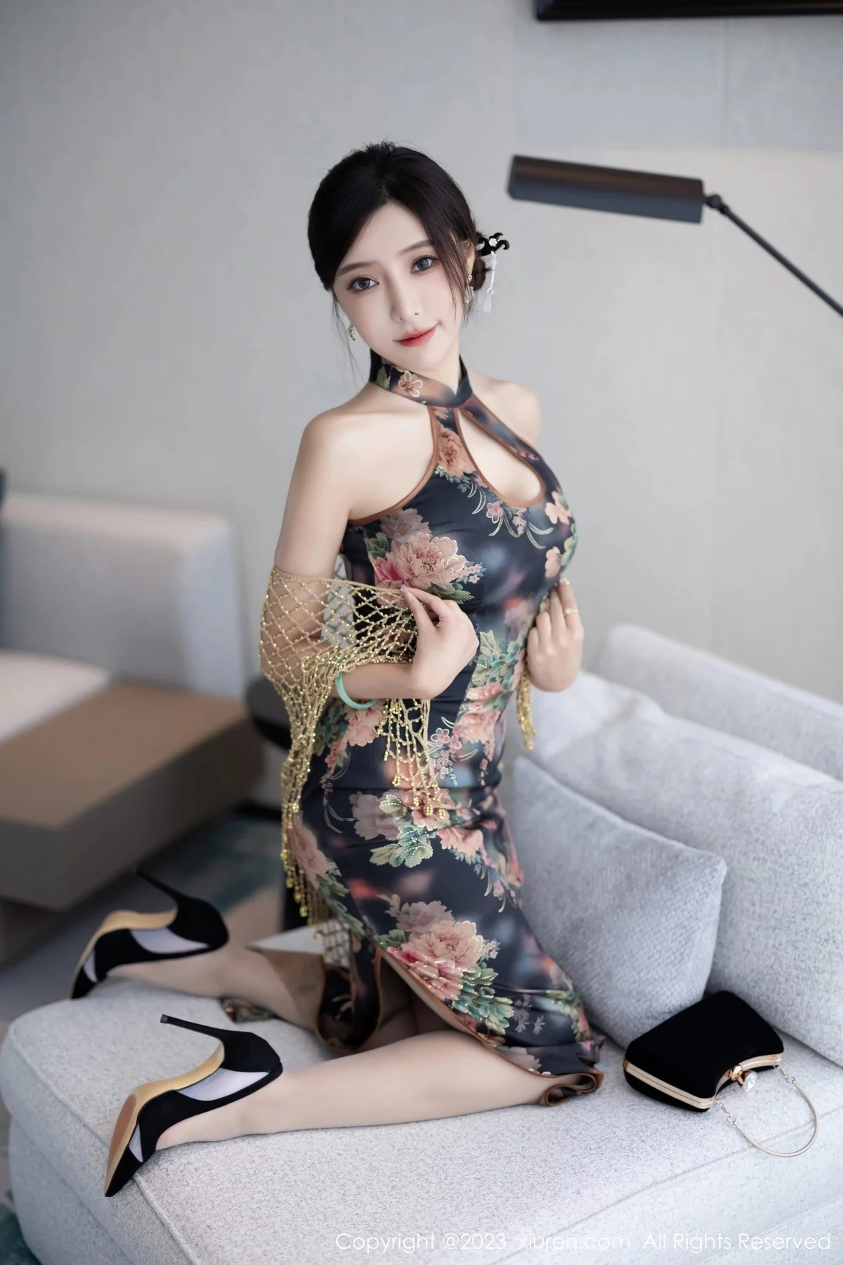 XiuRen第7495期_女神王馨瑶yanni性感花纹旗袍露淡紫色内衣配开档肉丝诱惑写真81P