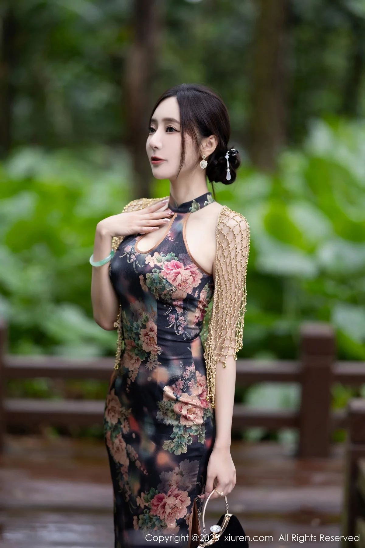 XiuRen第7495期_女神王馨瑶yanni性感花纹旗袍露淡紫色内衣配开档肉丝诱惑写真81P