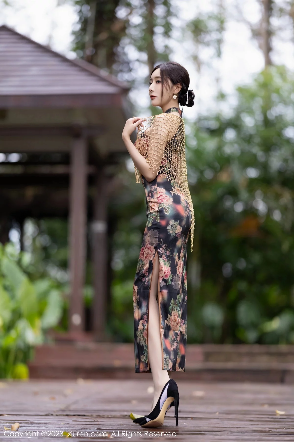 XiuRen第7495期_女神王馨瑶yanni性感花纹旗袍露淡紫色内衣配开档肉丝诱惑写真81P