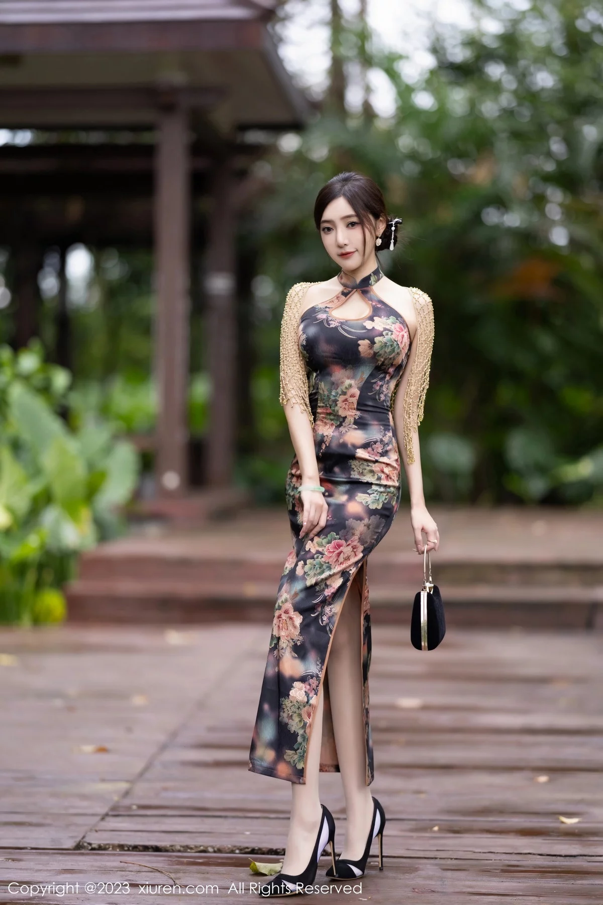 XiuRen第7495期_女神王馨瑶yanni性感花纹旗袍露淡紫色内衣配开档肉丝诱惑写真81P