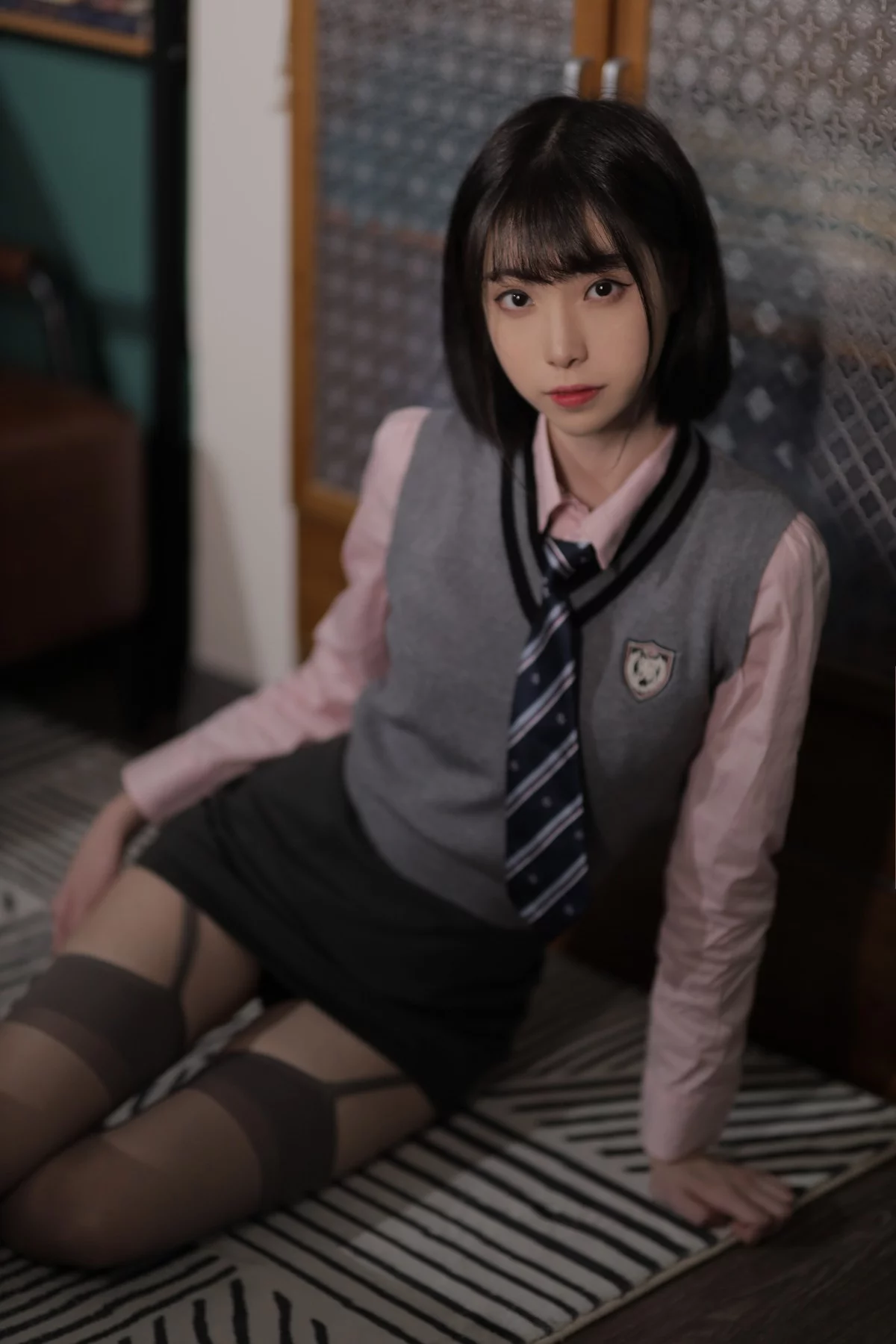 网络美女许岚LAN韩系制服主题粉色衬衫配黑短裙露黑丝吊袜秀美腿诱惑写真40P