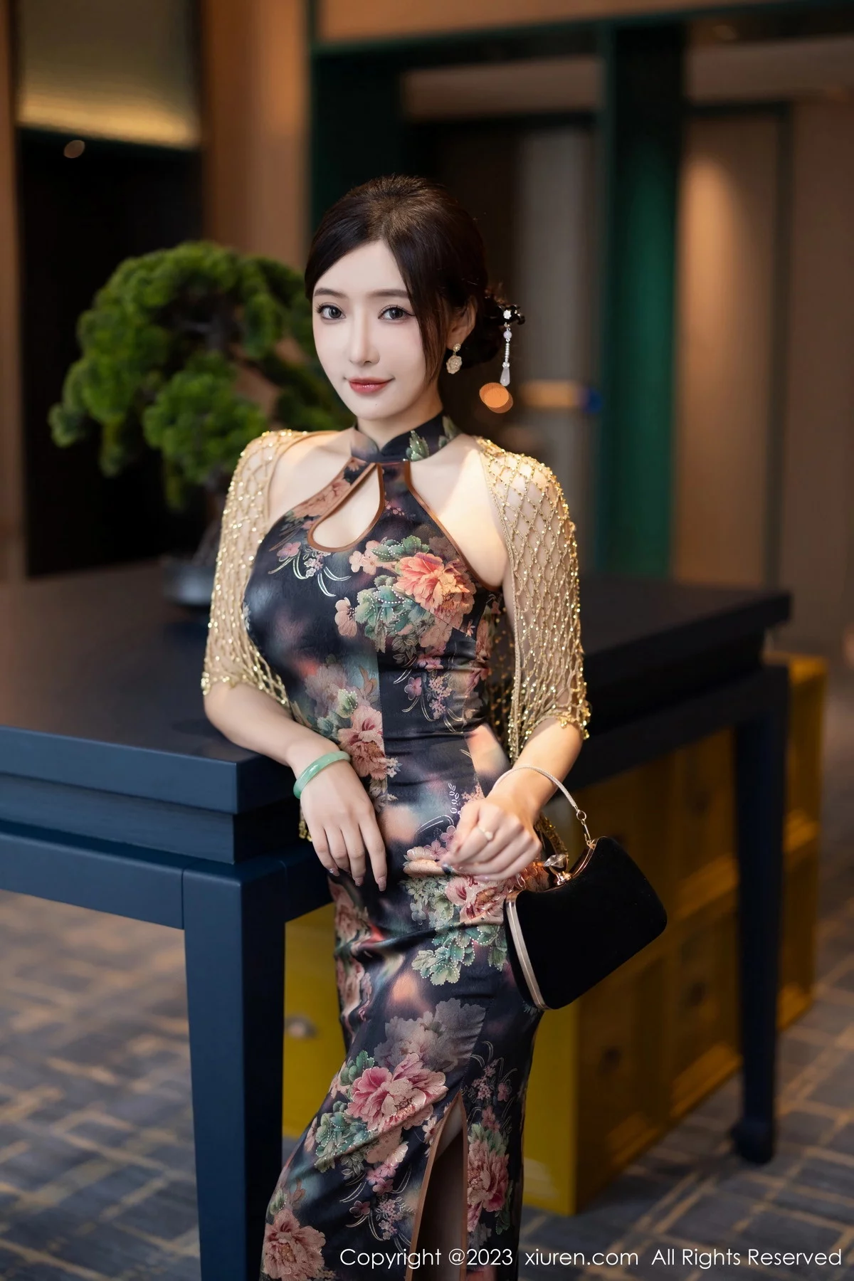 XiuRen第7495期_女神王馨瑶yanni性感花纹旗袍露淡紫色内衣配开档肉丝诱惑写真81P