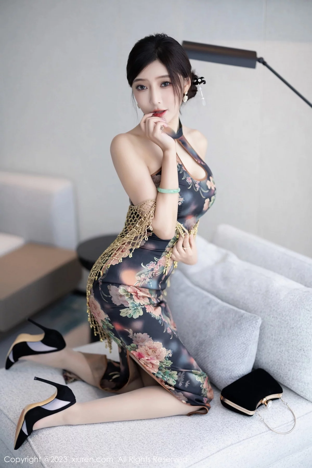 XiuRen第7495期_女神王馨瑶yanni性感花纹旗袍露淡紫色内衣配开档肉丝诱惑写真81P