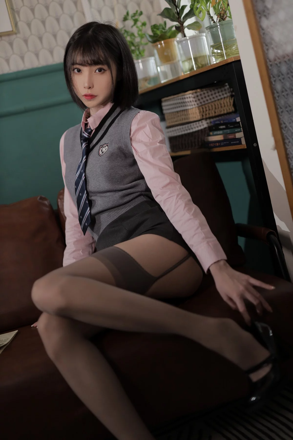 网络美女许岚LAN韩系制服主题粉色衬衫配黑短裙露黑丝吊袜秀美腿诱惑写真40P