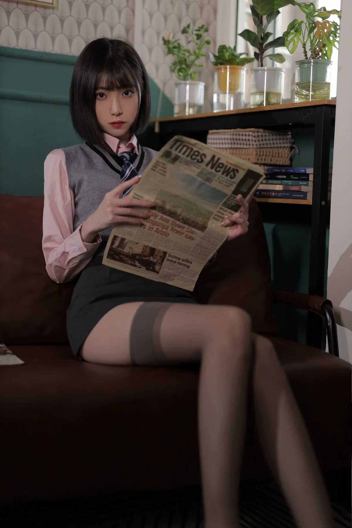 网络美女许岚LAN韩系制服主题粉色衬衫配黑短裙露黑丝吊袜秀美腿诱惑写真40P
