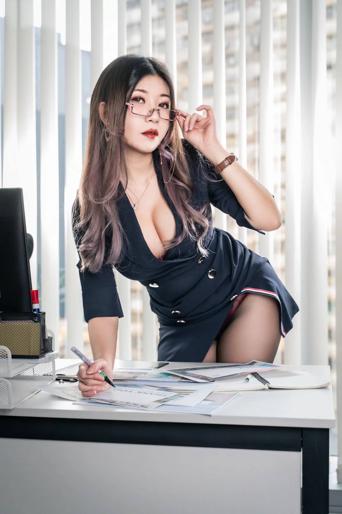 网络美女小琪-Aki办公室CEO主题半脱制服露性感红色蕾丝内衣配黑丝袜诱惑写真43P