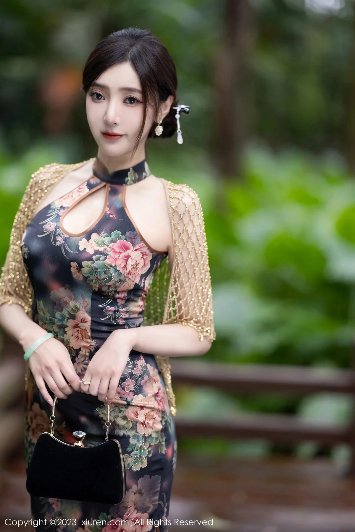 XiuRen第7495期_女神王馨瑶yanni性感花纹旗袍露淡紫色内衣配开档肉丝诱惑写真81P