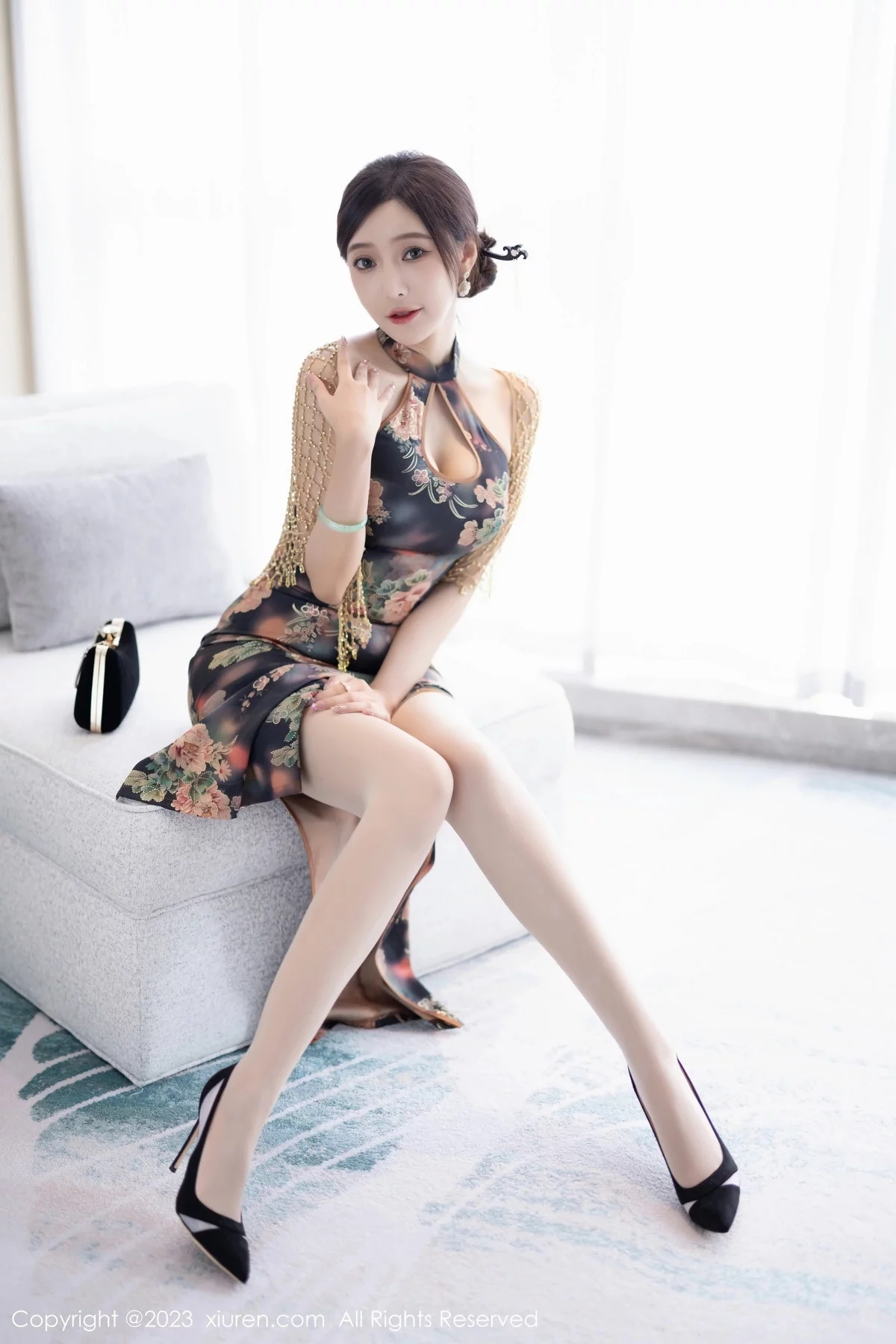 XiuRen第7495期_女神王馨瑶yanni性感花纹旗袍露淡紫色内衣配开档肉丝诱惑写真81P