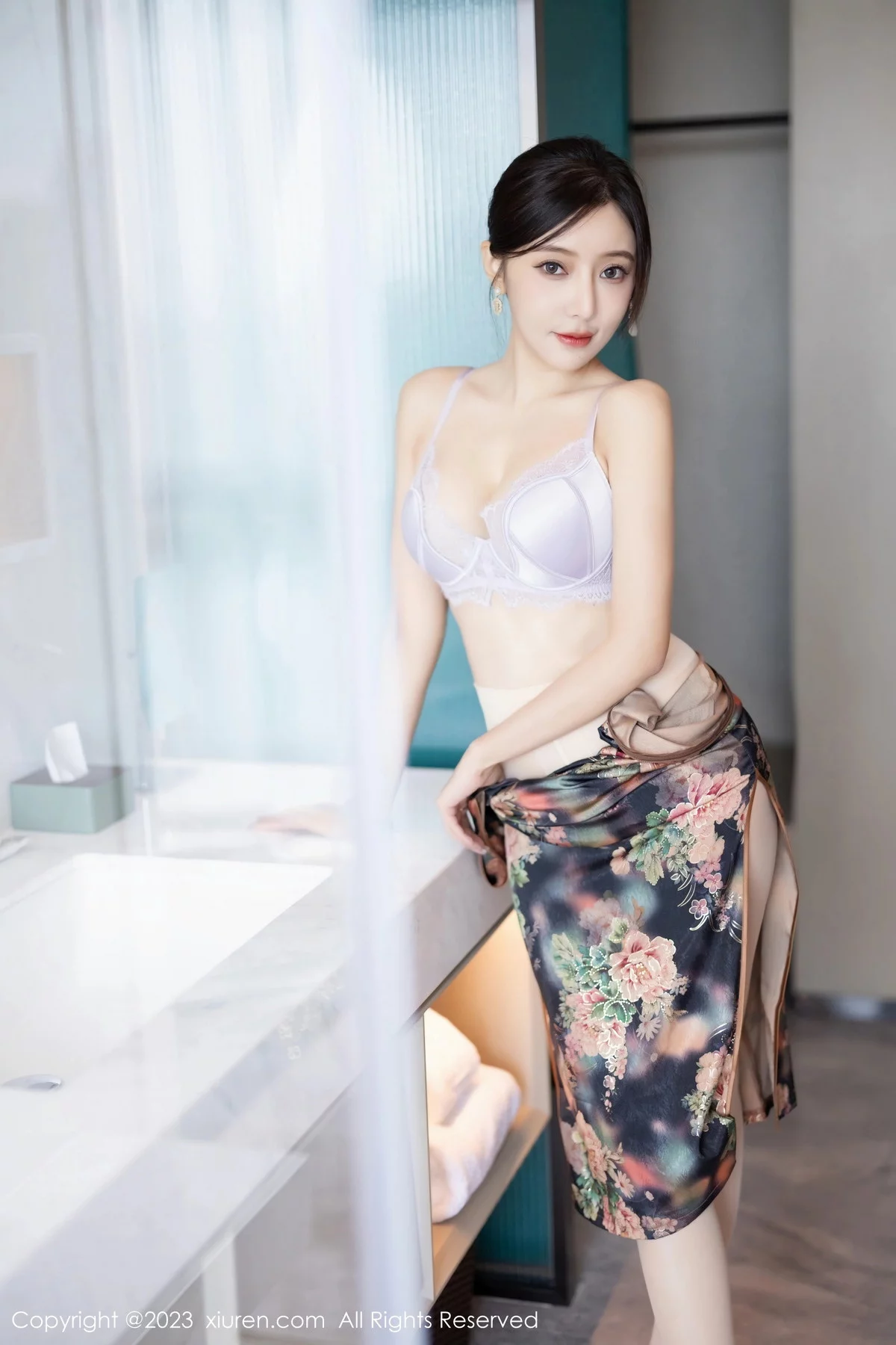 XiuRen第7495期_女神王馨瑶yanni性感花纹旗袍露淡紫色内衣配开档肉丝诱惑写真81P