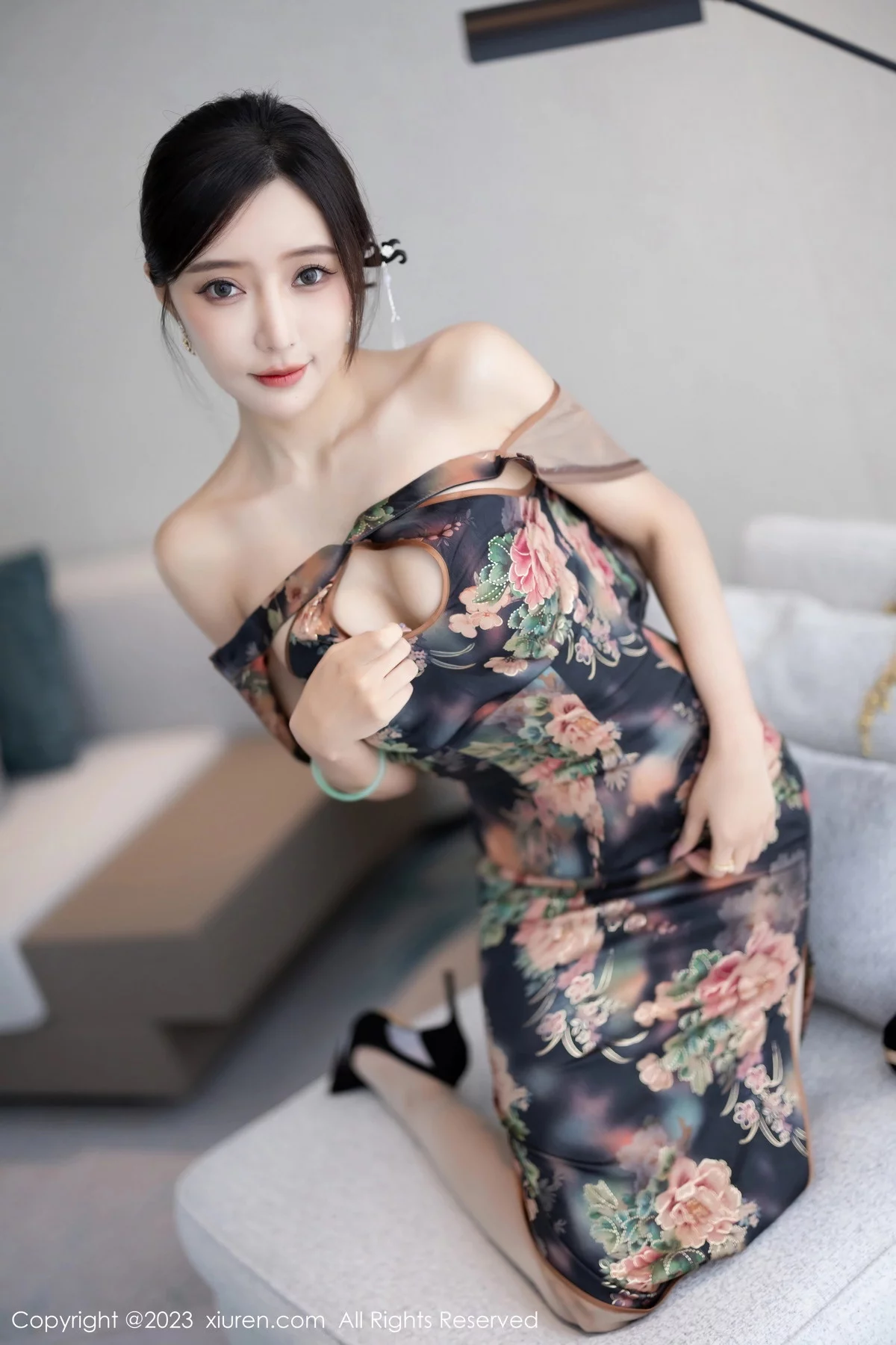 XiuRen第7495期_女神王馨瑶yanni性感花纹旗袍露淡紫色内衣配开档肉丝诱惑写真81P