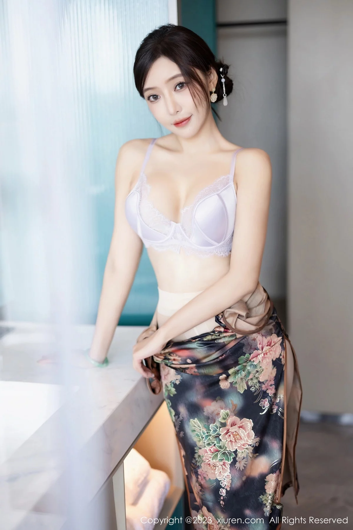 XiuRen第7495期_女神王馨瑶yanni性感花纹旗袍露淡紫色内衣配开档肉丝诱惑写真81P