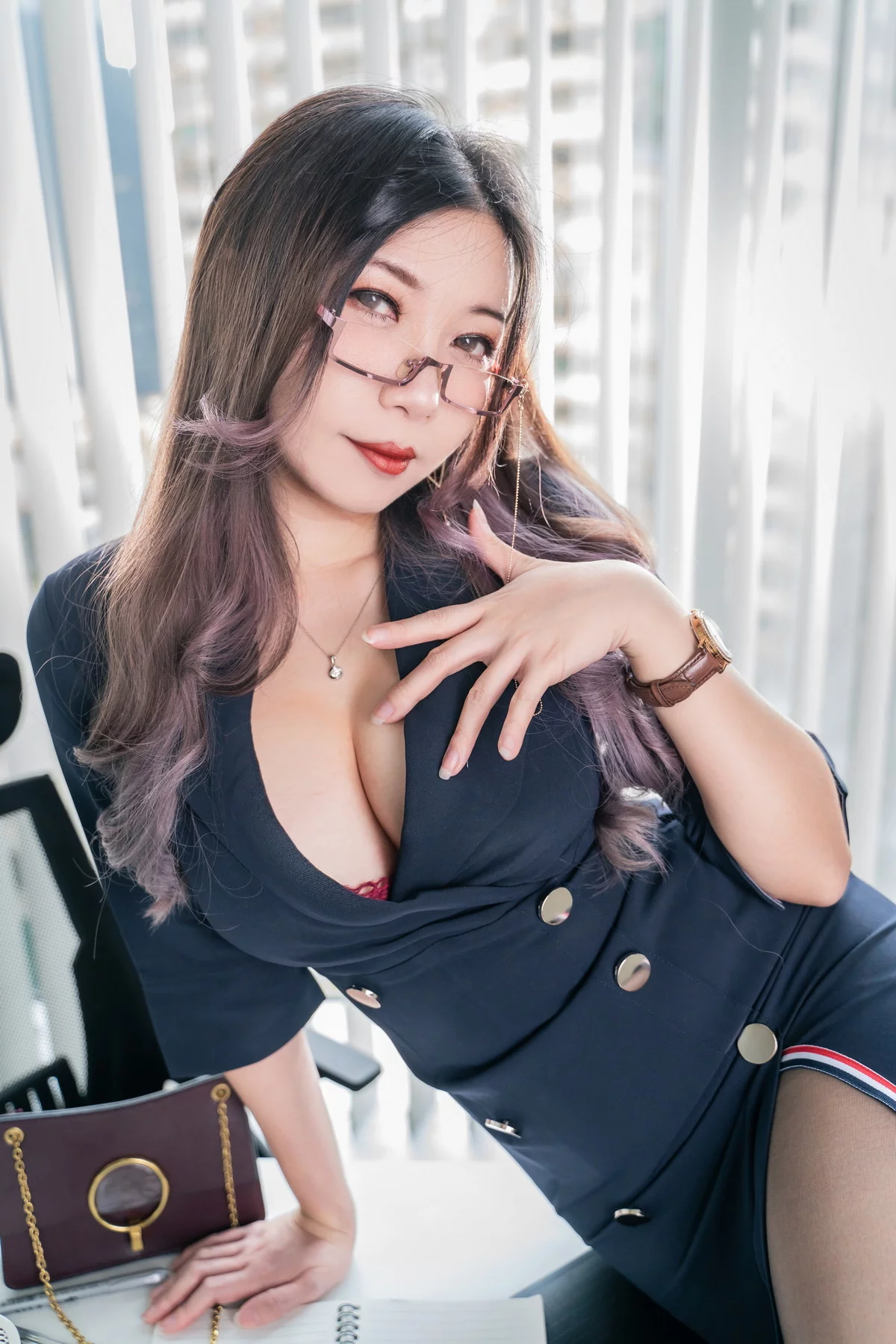 网络美女小琪-Aki办公室CEO主题半脱制服露性感红色蕾丝内衣配黑丝袜诱惑写真43P
