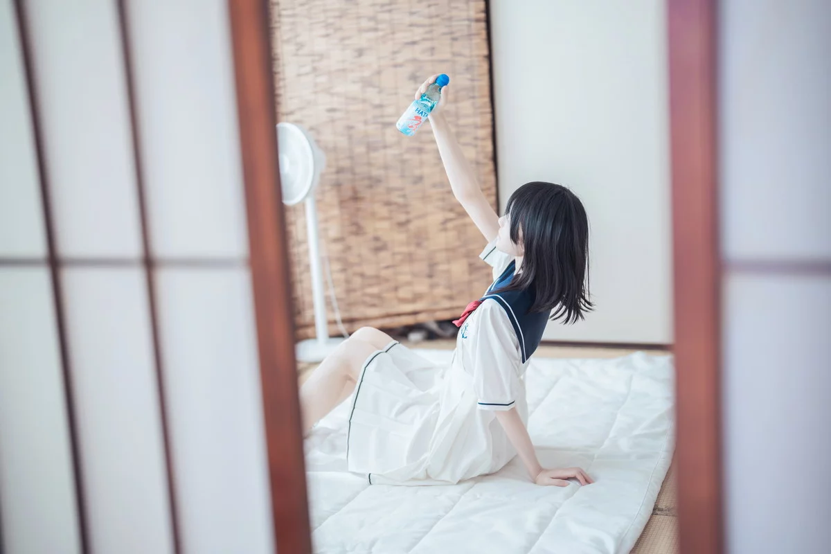 网络美女桜桃喵盛夏服主题性感白色清凉学生制服配白色船袜秀美腿迷人写真39P