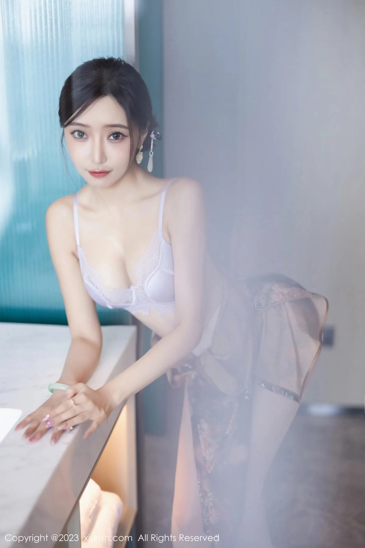 XiuRen第7495期_女神王馨瑶yanni性感花纹旗袍露淡紫色内衣配开档肉丝诱惑写真81P