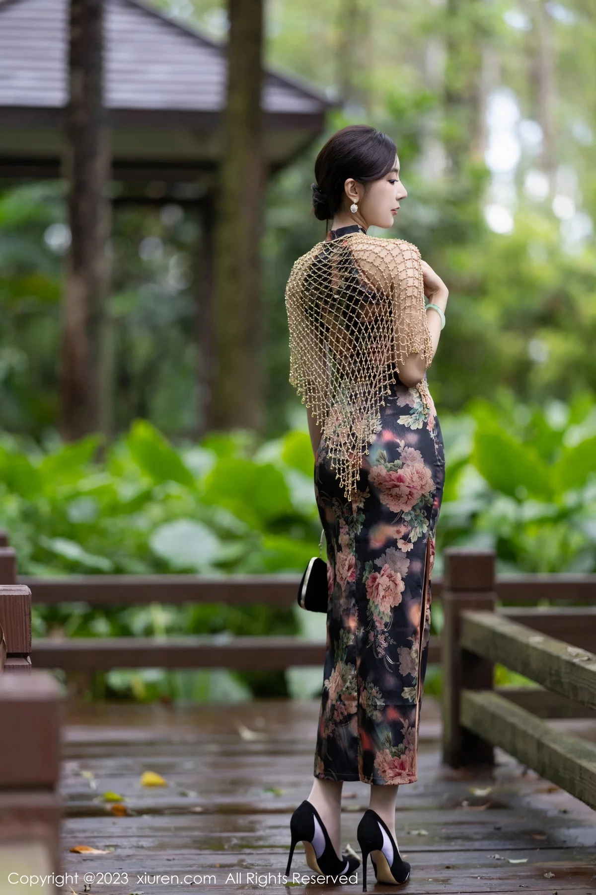 XiuRen第7495期_女神王馨瑶yanni性感花纹旗袍露淡紫色内衣配开档肉丝诱惑写真81P