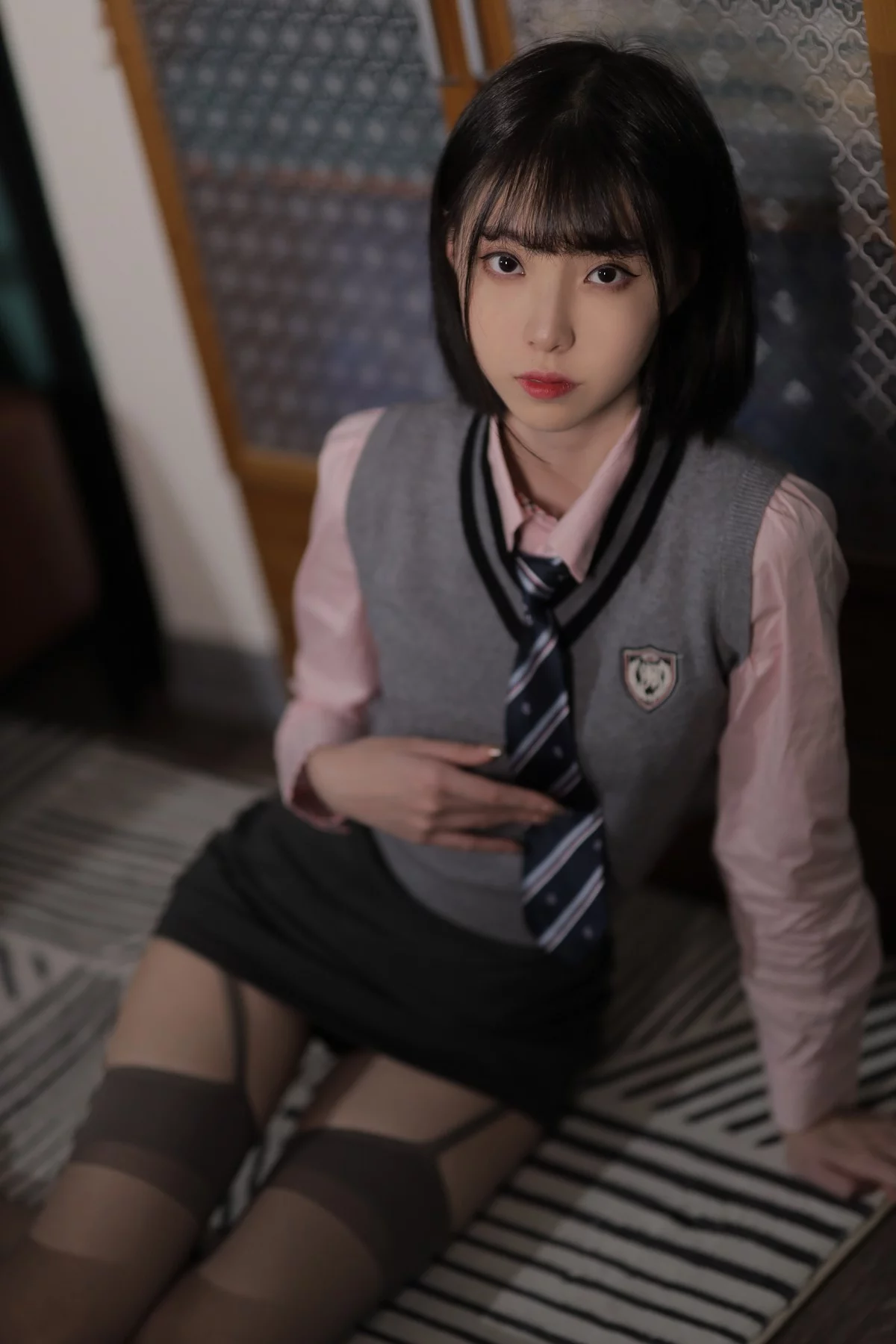 网络美女许岚LAN韩系制服主题粉色衬衫配黑短裙露黑丝吊袜秀美腿诱惑写真40P