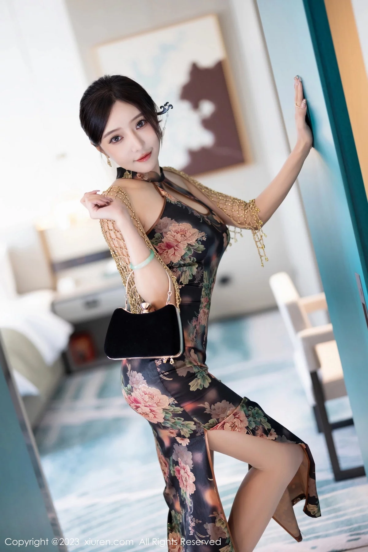 XiuRen第7495期_女神王馨瑶yanni性感花纹旗袍露淡紫色内衣配开档肉丝诱惑写真81P