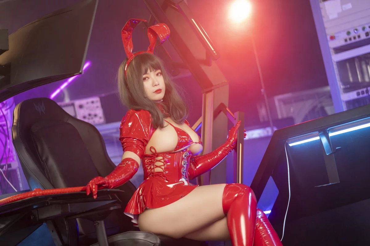 动漫博主珟_珏Dita暗黑兔女郎主题性感红色皮质兔女郎服饰秀翘臀美腿诱惑写真40P