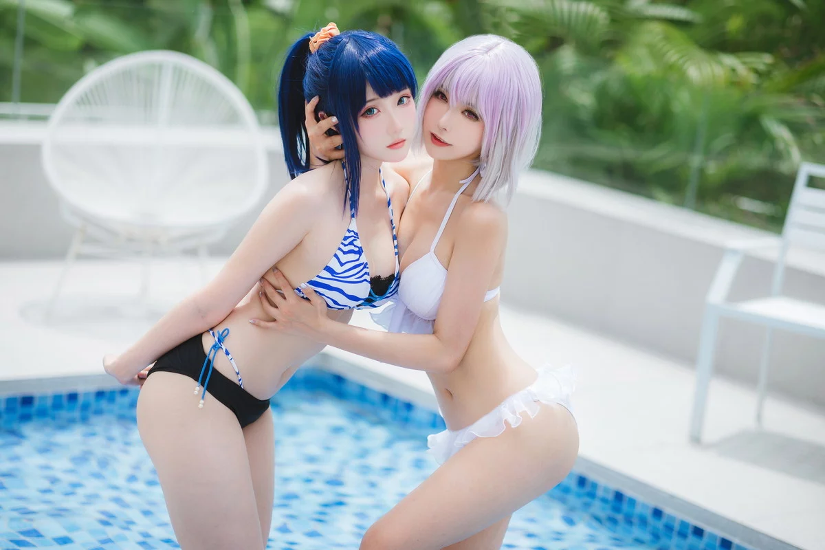 微博妹子Momoko葵葵&瓜希酱新条茜泳装主题泳池性感比基尼秀完美身材诱惑写真85P