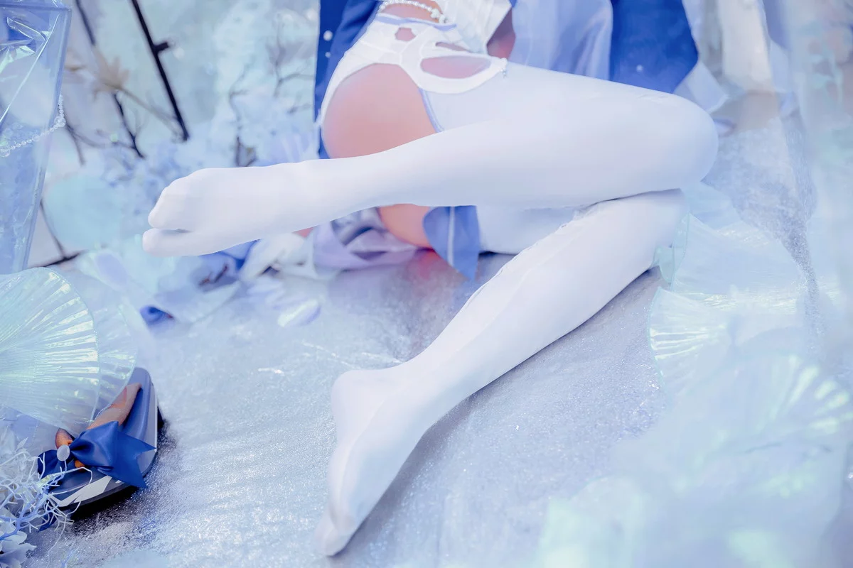 网络美女桜桃喵珊瑚宫心海主题性感蓝色薄纱礼裙配白丝袜秀完美身材诱惑写真29P