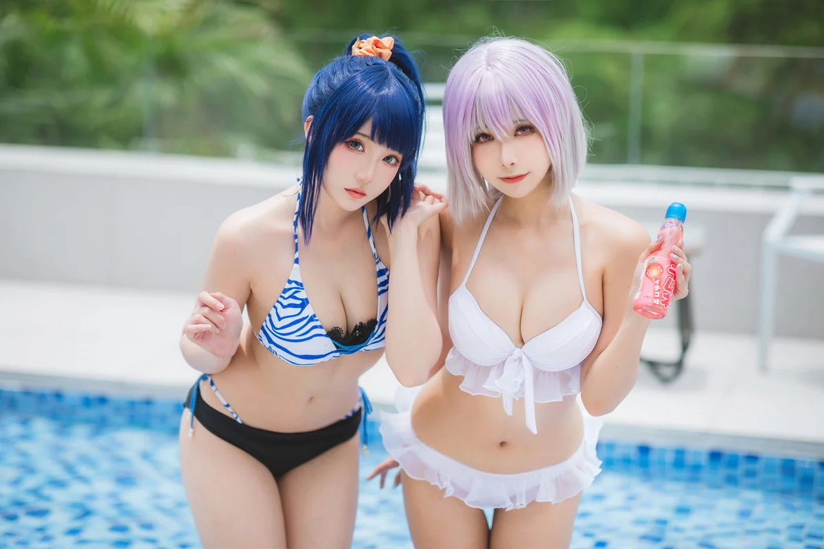 微博妹子Momoko葵葵&瓜希酱新条茜泳装主题泳池性感比基尼秀完美身材诱惑写真85P