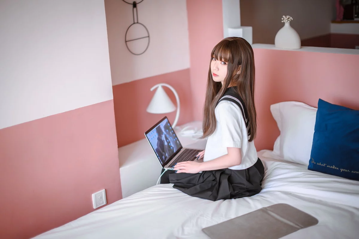 网络美女萌妹是青水JK制服主题私房脱性感JK制服露黑色内衣秀完美身材诱惑写真30P