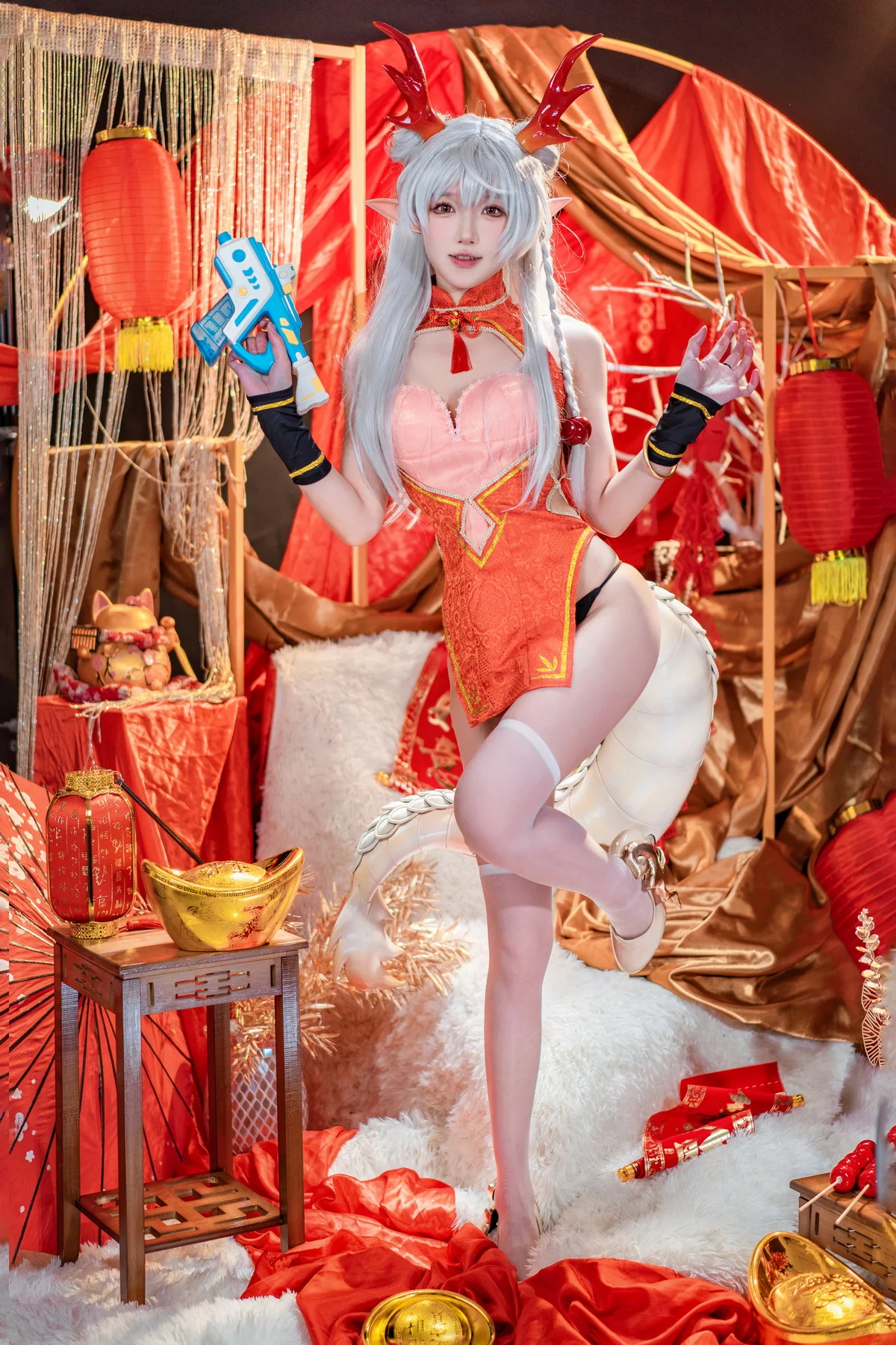 动漫博主阿包也是兔娘新春贺图主题性感精灵装扮粉色内衣配白丝袜诱惑写真44P