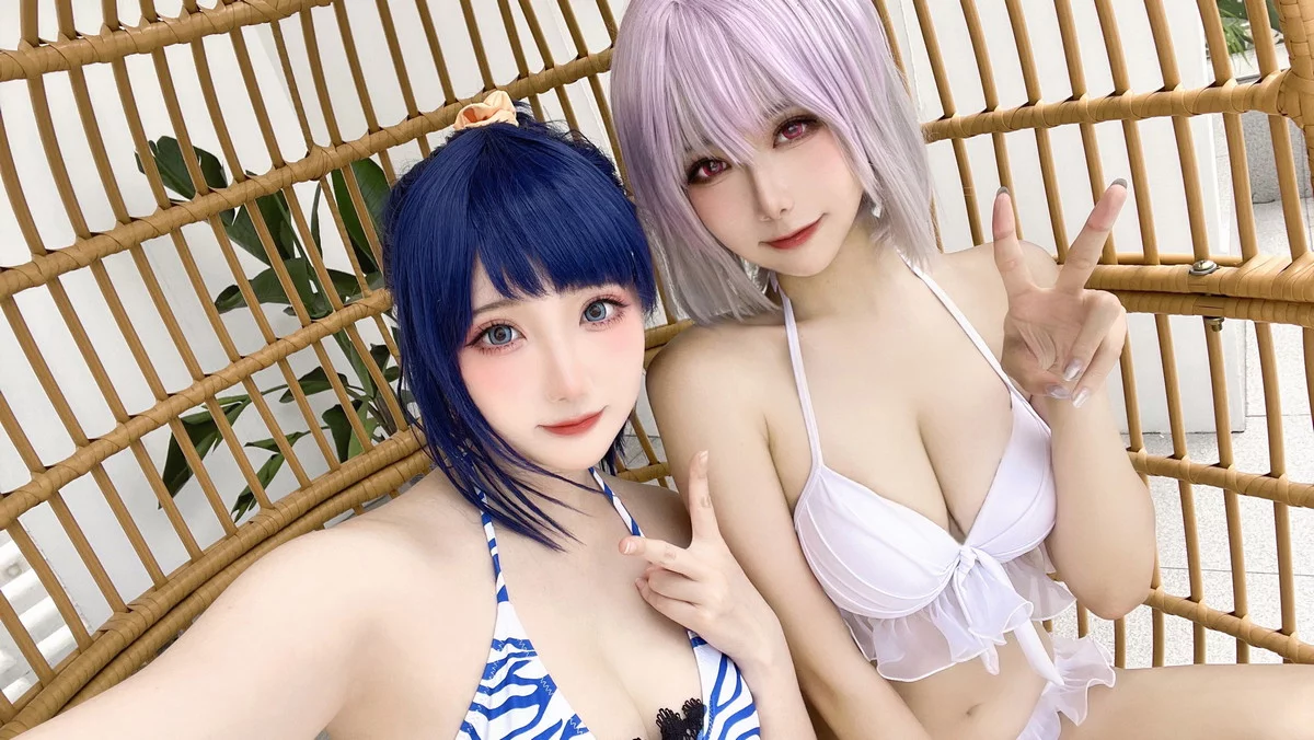 微博妹子Momoko葵葵&瓜希酱新条茜泳装主题泳池性感比基尼秀完美身材诱惑写真85P