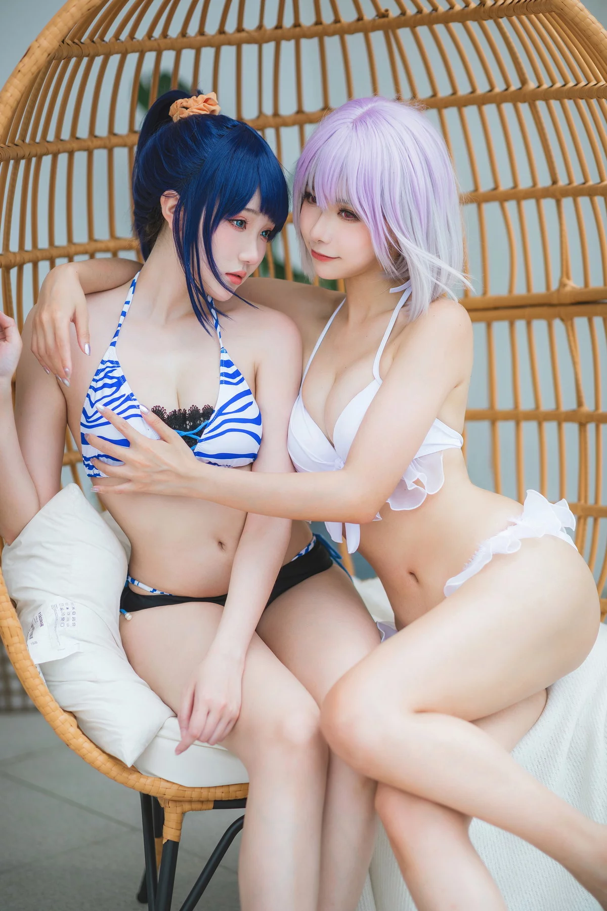 微博妹子Momoko葵葵&瓜希酱新条茜泳装主题泳池性感比基尼秀完美身材诱惑写真85P