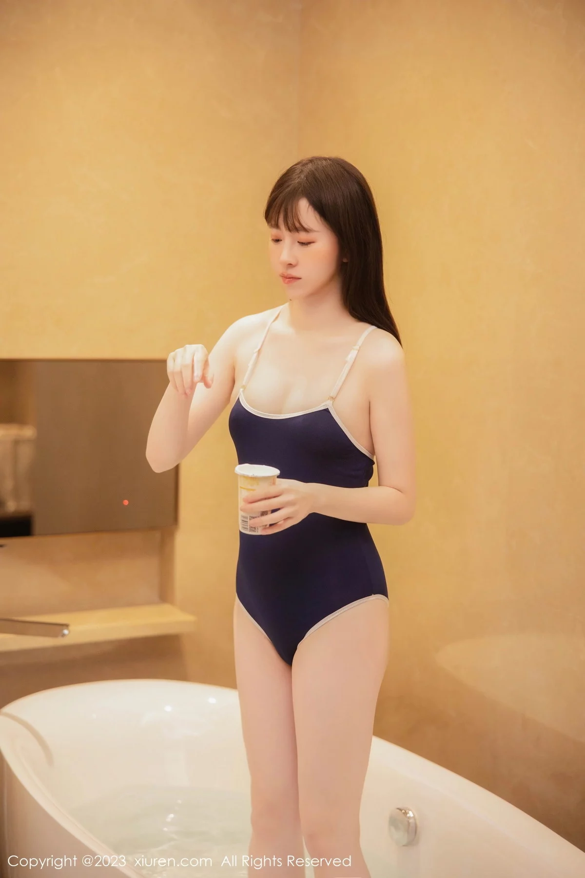 XiuRen第7499期_模特林悠悠浴室场景性感深蓝吊带高开叉服秀曼妙身姿诱惑写真75P