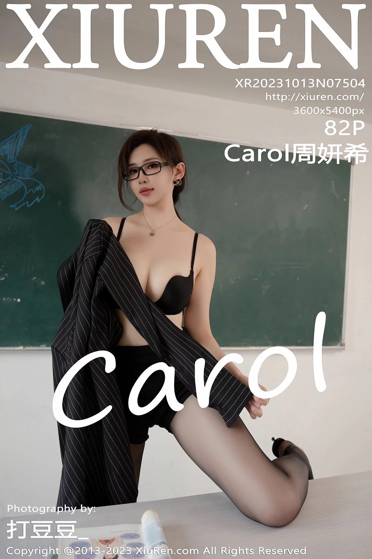 XiuRen第7504期_女神Carol周妍希黑色条纹上衣露性感黑色内衣配黑丝袜魅惑写真82P