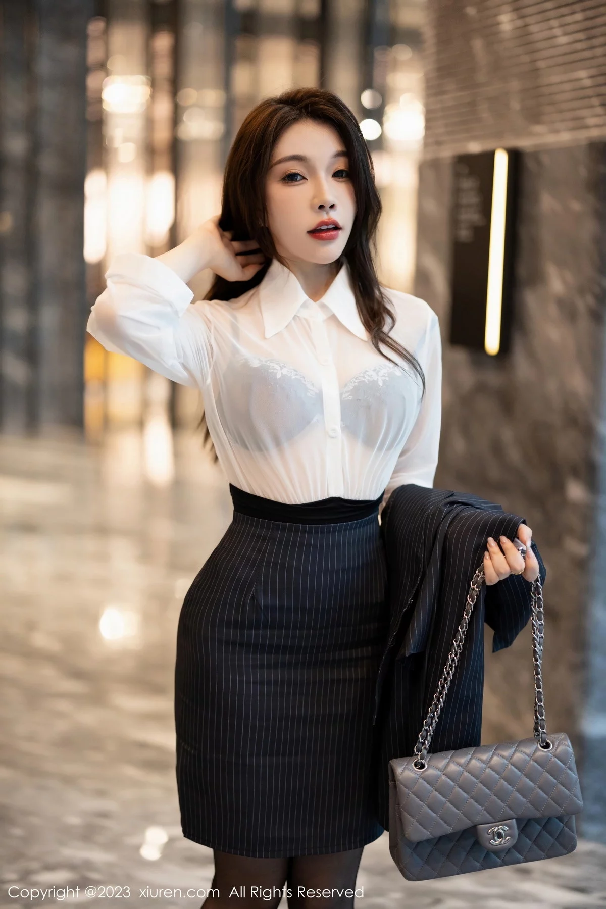 XiuRen第7508期_女神徐莉芝Booty性感白T配黑丝袜半脱秀曼妙身姿完美诱惑写真83P