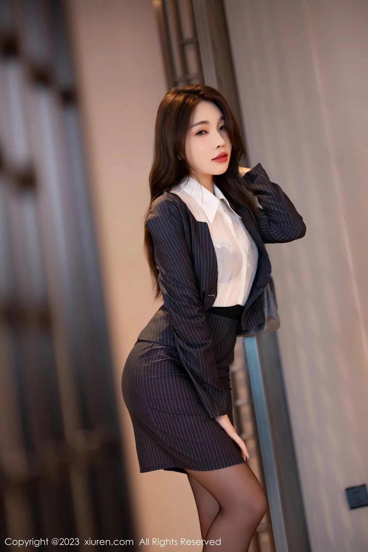 XiuRen第7508期_女神徐莉芝Booty性感白T配黑丝袜半脱秀曼妙身姿完美诱惑写真83P