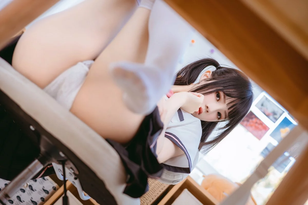 网络美女桜桃喵雪糕糕主题私房脱性感学生制服露白色内衣配白丝袜完美诱惑写真40P