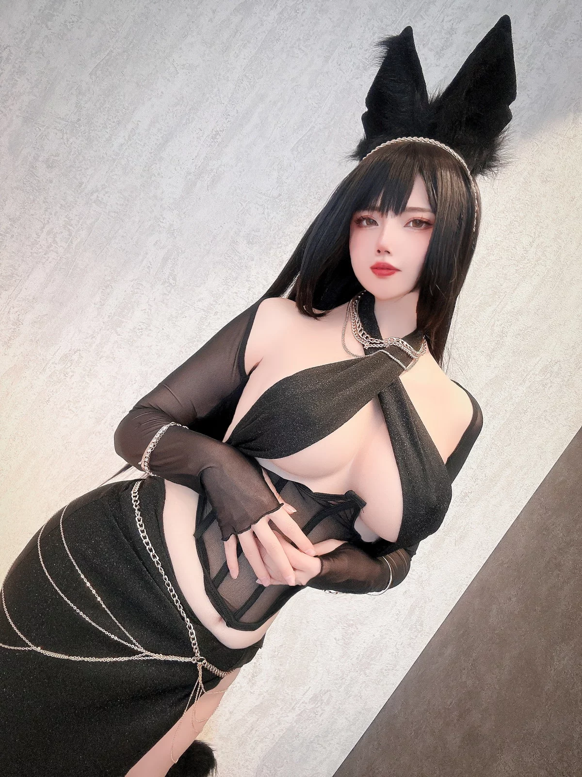 日本Coser美女Uri黒狼女王样主题性感黑色薄纱链式服饰秀白嫩肌肤完美诱惑写真30P