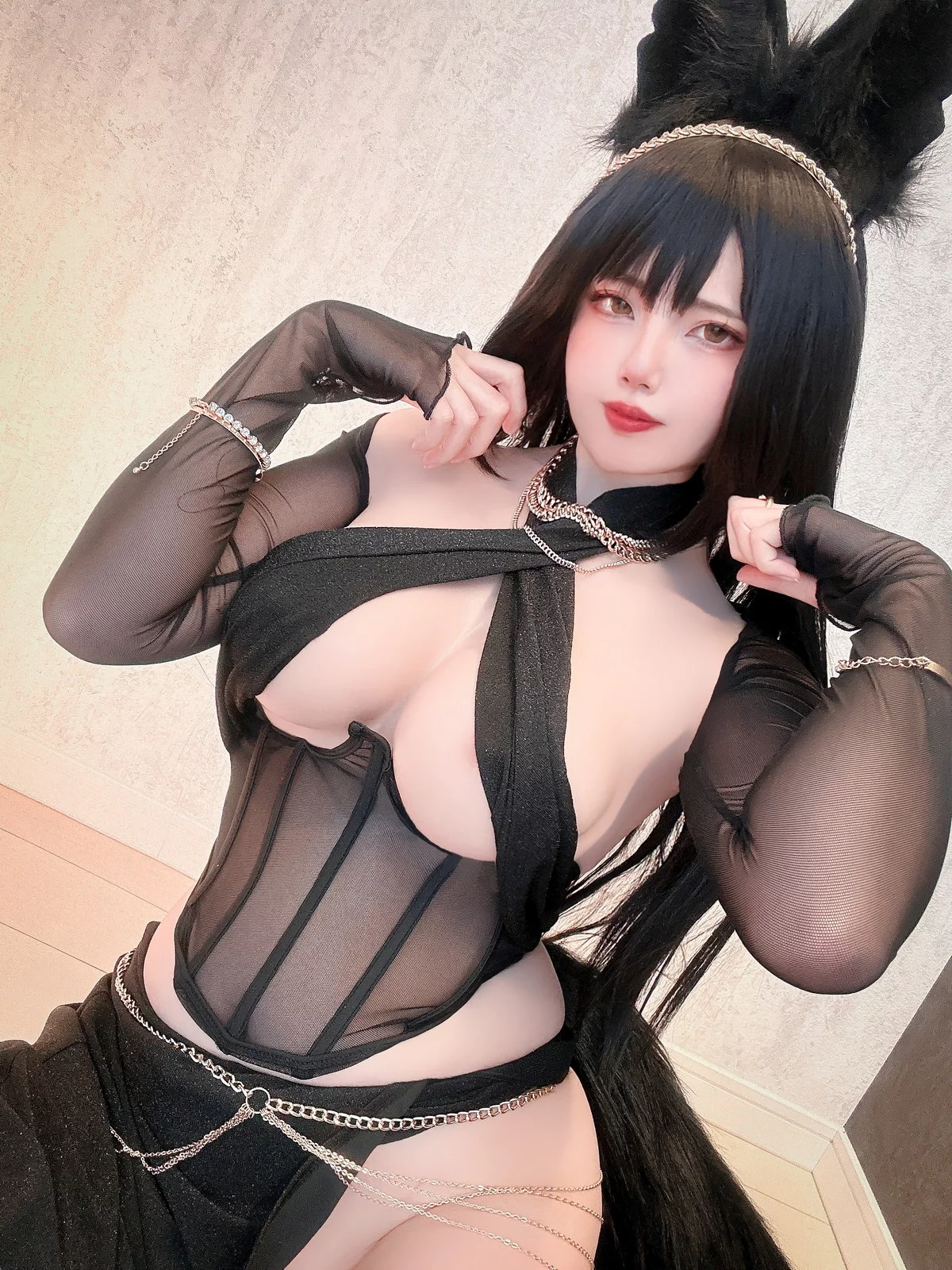 日本Coser美女Uri黒狼女王样主题性感黑色薄纱链式服饰秀白嫩肌肤完美诱惑写真30P