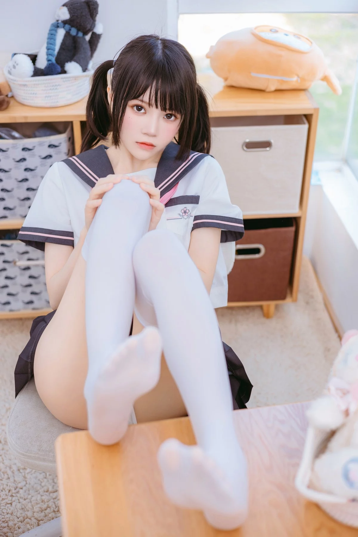 网络美女桜桃喵雪糕糕主题私房脱性感学生制服露白色内衣配白丝袜完美诱惑写真40P
