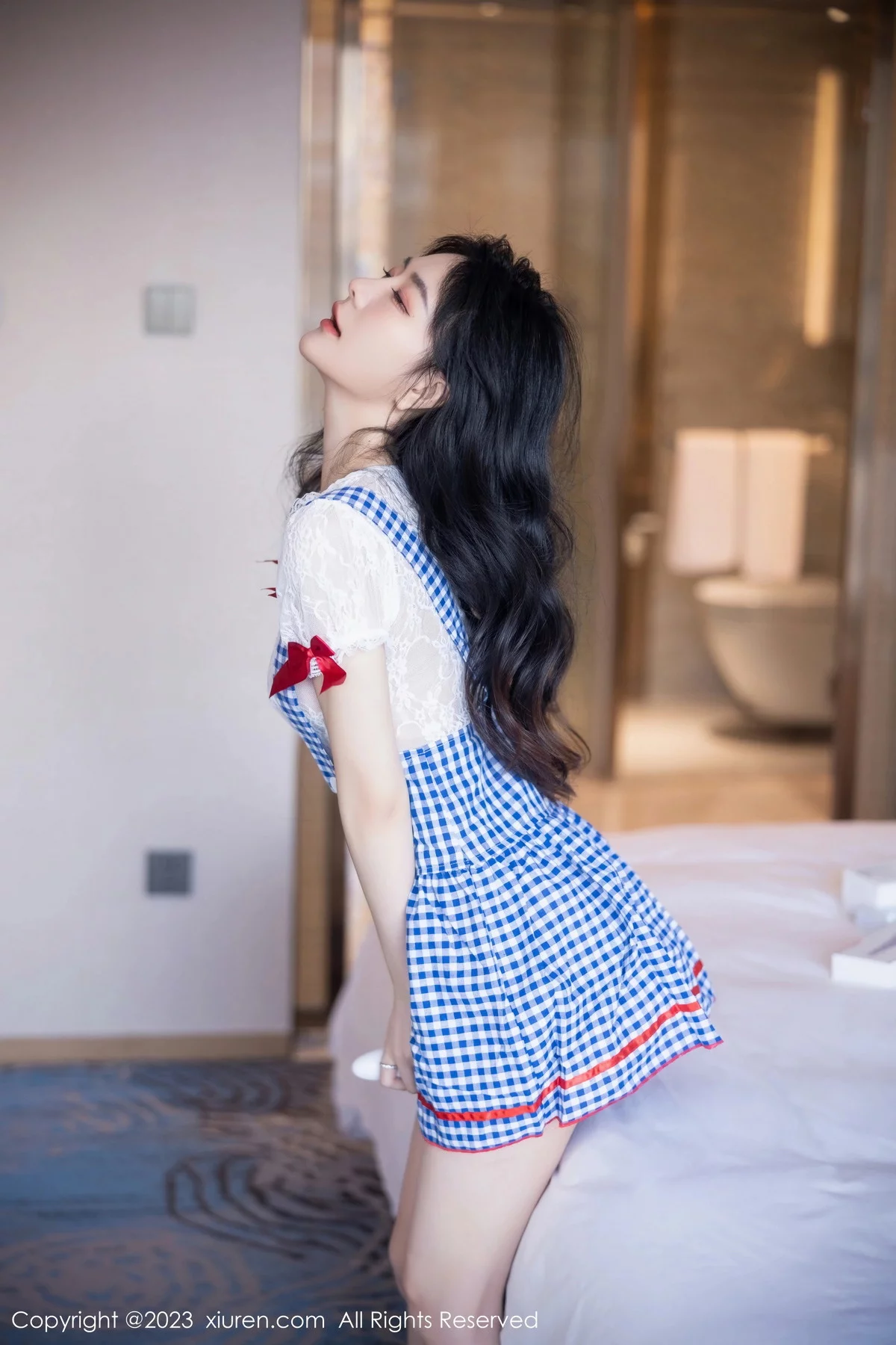 XiuRen第7509期_模特幼幼性感蓝白格子萝莉裙服饰多面视角秀完美身材诱惑写真110P