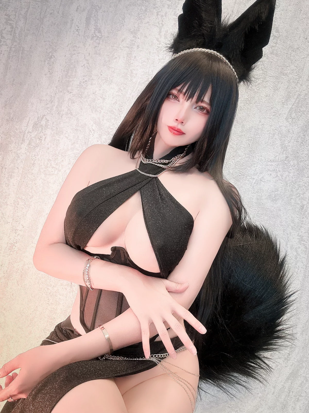日本Coser美女Uri黒狼女王样主题性感黑色薄纱链式服饰秀白嫩肌肤完美诱惑写真30P