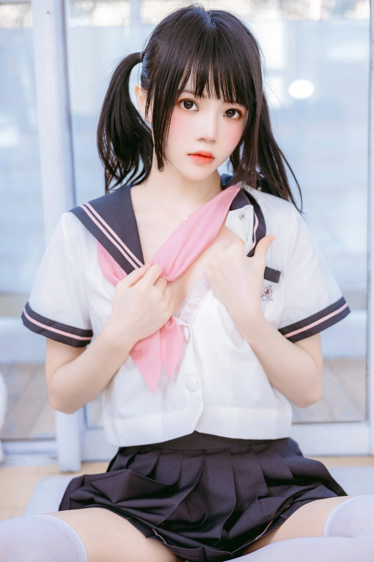 网络美女桜桃喵雪糕糕主题私房脱性感学生制服露白色内衣配白丝袜完美诱惑写真40P